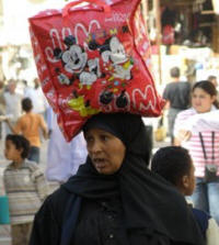 vrouw met tas op haar hoofd