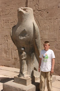 Johan bij valk-standbeeld in Edfu