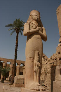 reuzebeeld in Karnak