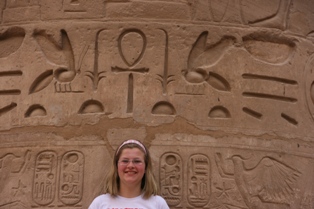 Litty bij hieroglief in Karnak