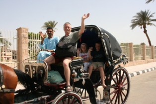 met de paardenkoets naar Karnak