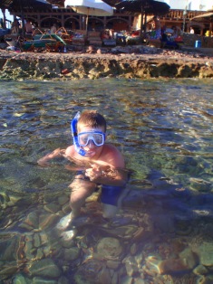 Johan in zee met snorkel