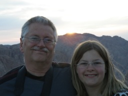 Wim en Litty bij ondergaande zon op Mount Sinaï