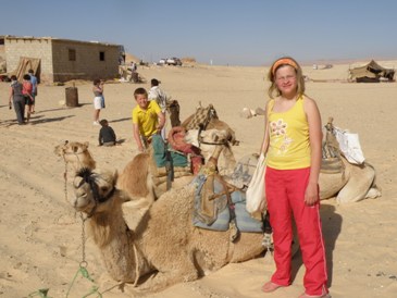 Litty en Johan bij kamelen