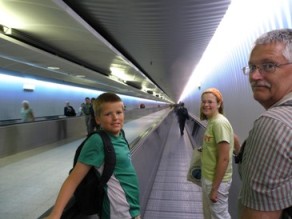 de 'discotunnel' van het vliegveld in Frankfurt