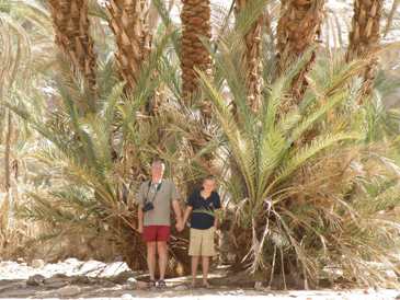 Wim en Johan bij palmbomen in oase
