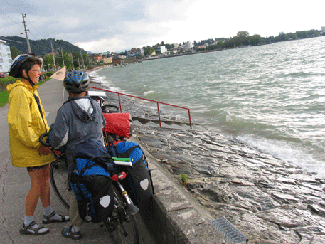 Anneke en Johan met fiets aan de Bodensee