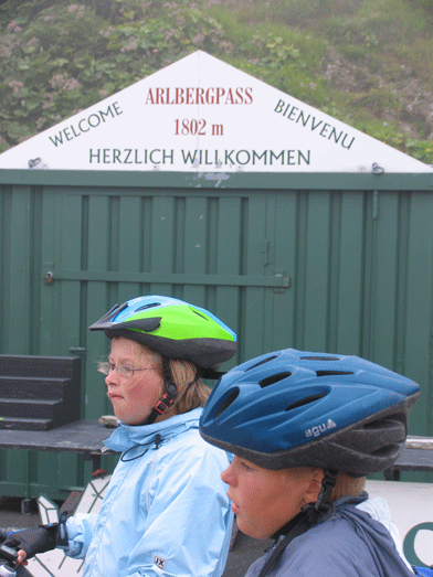 Litty en Johan op de Arlbergpas